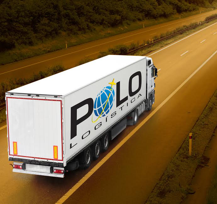 Caminhão numa estrada com a marca da Polo